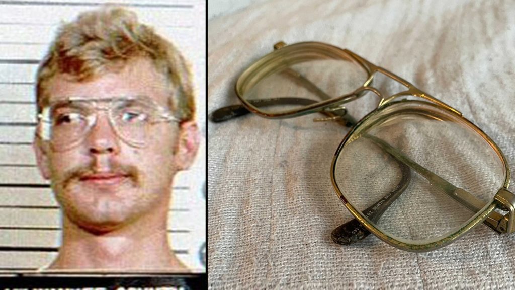 Jeffrey Dahmer-gevangenisbril te koop voor $ 150.000