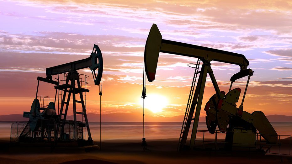 Oliebronnen op de achtergrond van zonsondergang