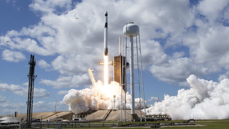 Een SpaceX-capsule om aan te meren bij het internationale ruimtestation met internationale astronauten