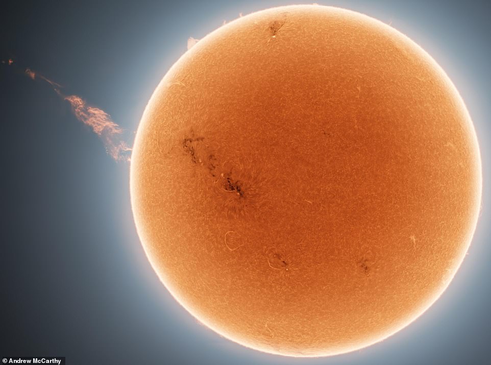 Andrew McCarthy legde een enorme pluim vast die opkwam uit de zon.  De plasmastroom strekte zich uit over ongeveer een miljoen mijl.  De gebeurtenis vond plaats tijdens een kleine zonnestorm