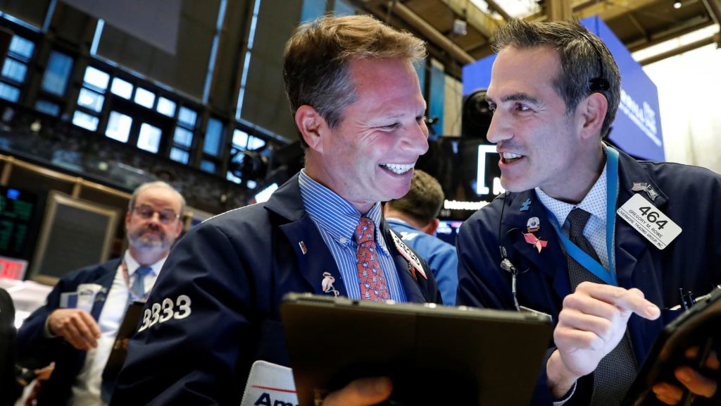 Dow stijgt 500 punten na aandelenachtbaanweek, winstseizoen begint in hoge versnelling