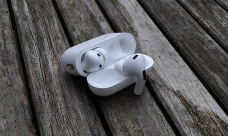 AirPods Pro 2-hoes open op een tafel met één oordopje aan de hoes.