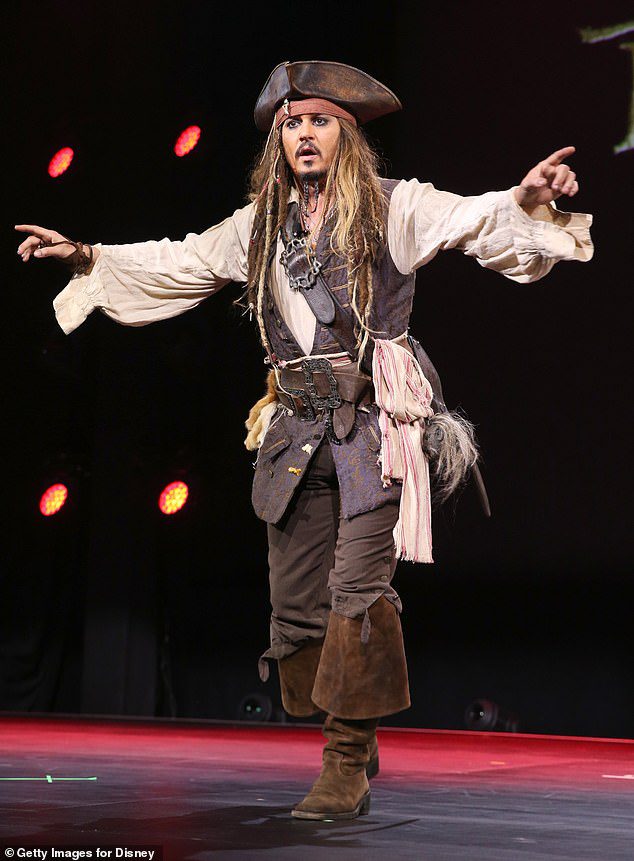 GENIET VAN: Johnny heeft in het verleden de stem en het gedrag van de beroemde piraat voor fans zien optreden (gefilmd op Disney's D23 in 2015)