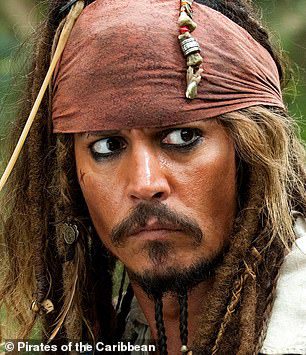 Iconische rol: The Pirates of the Caribbean, 59, gefilmd terwijl ze met een fan praten voordat ze gemakkelijk in Captain Jack Sparrow glippen