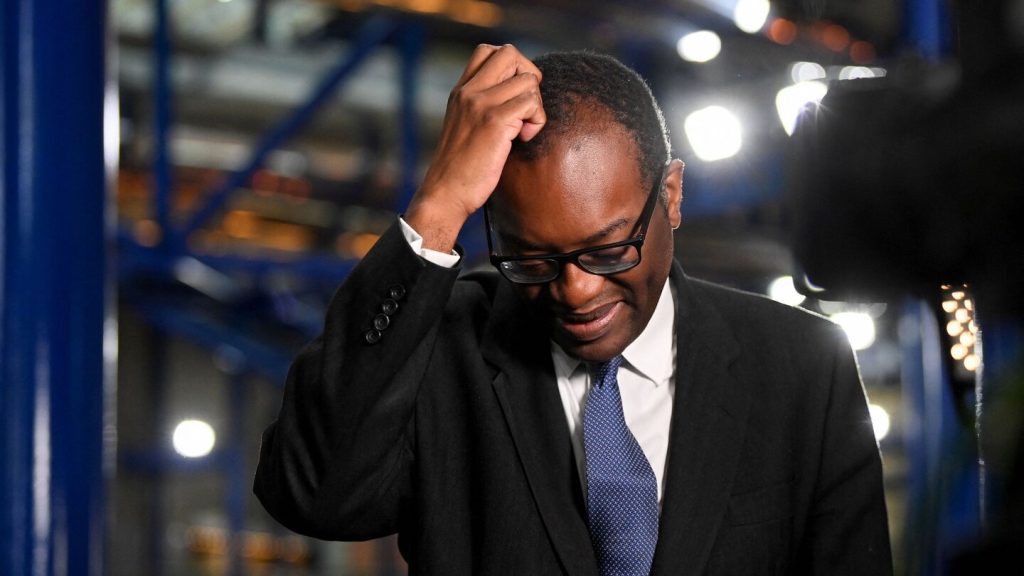 Britse bondskanselier Kwasi Quarting komt terug op belastingverlaging van 45%