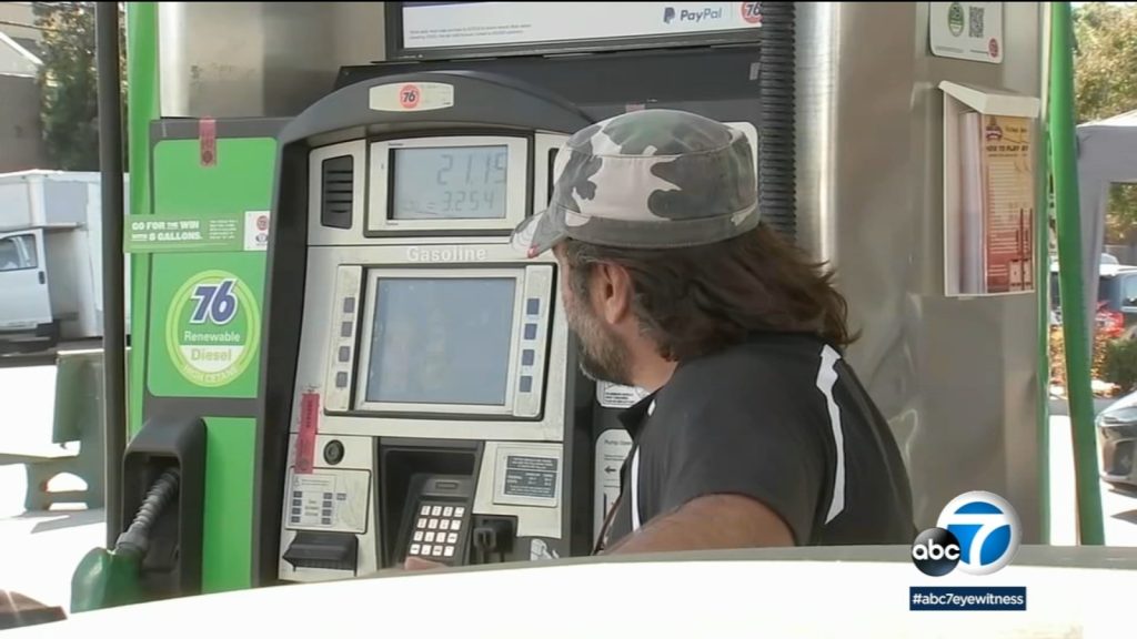 De gemiddelde prijs van gas in Los Angeles County steeg naar een recordhoogte van $ 6,46