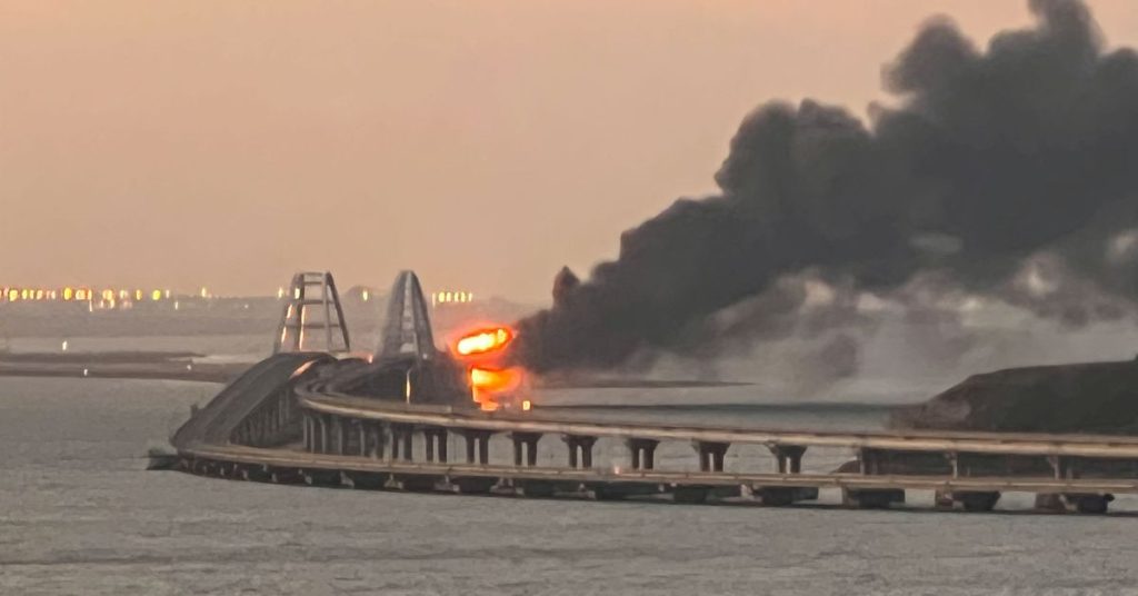 Een brandstoftank vloog in brand bij een brug op de Krim - Rusland