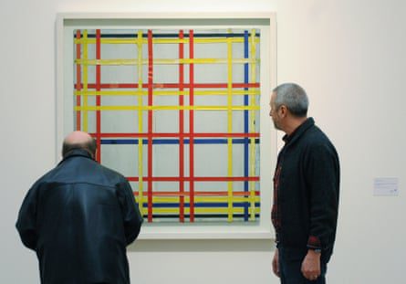 Twee mannen inspecteren het eerste schilderij van Piet Mondriaan uit New York City dat in 2007 te zien was in de tentoonstelling Piet Mondriaan - Fom Abild Zoom Bild in het Ludwig Museum in Keulen, Duitsland.