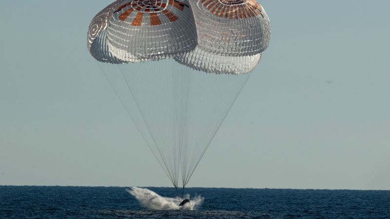 NASA, SpaceX-missie: astronauten die terugkeren van het ruimtestation naar huis, zijn verspreid voor het internationale ruimtestation aan de kust van Florida