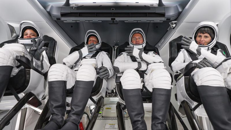 NASA-astronauten die terugkeren van ruimtestation op SpaceX-capsule vertraagd vanwege het weer