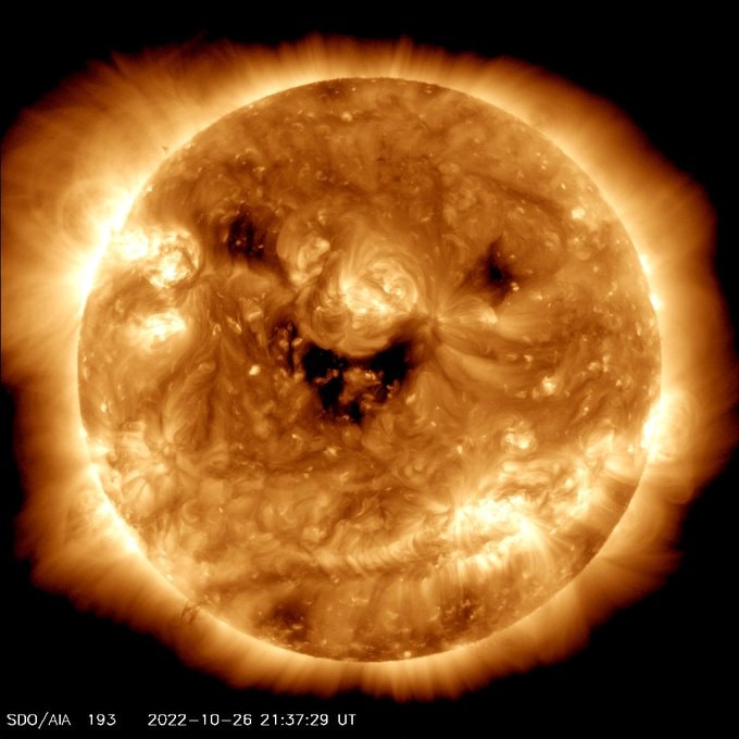 NASA maakt een foto van de "glimlachende" zon.  Het is niet zo schattig als het lijkt.