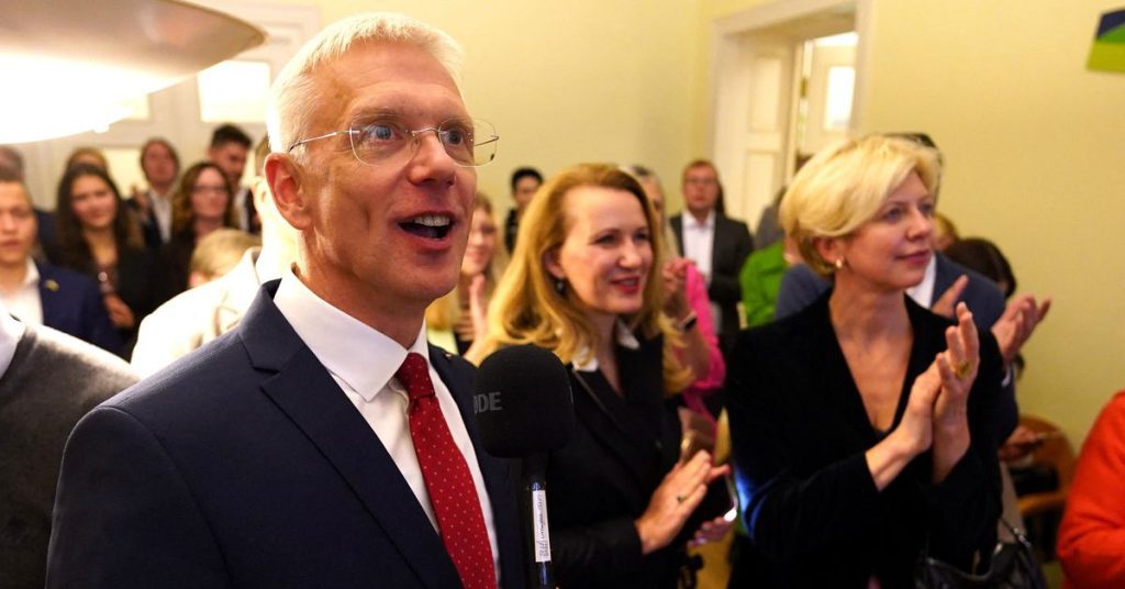 Opiniepeilingen tonen aan dat de partij Nieuwe Eenheid van de Letse premier de stemming leidt