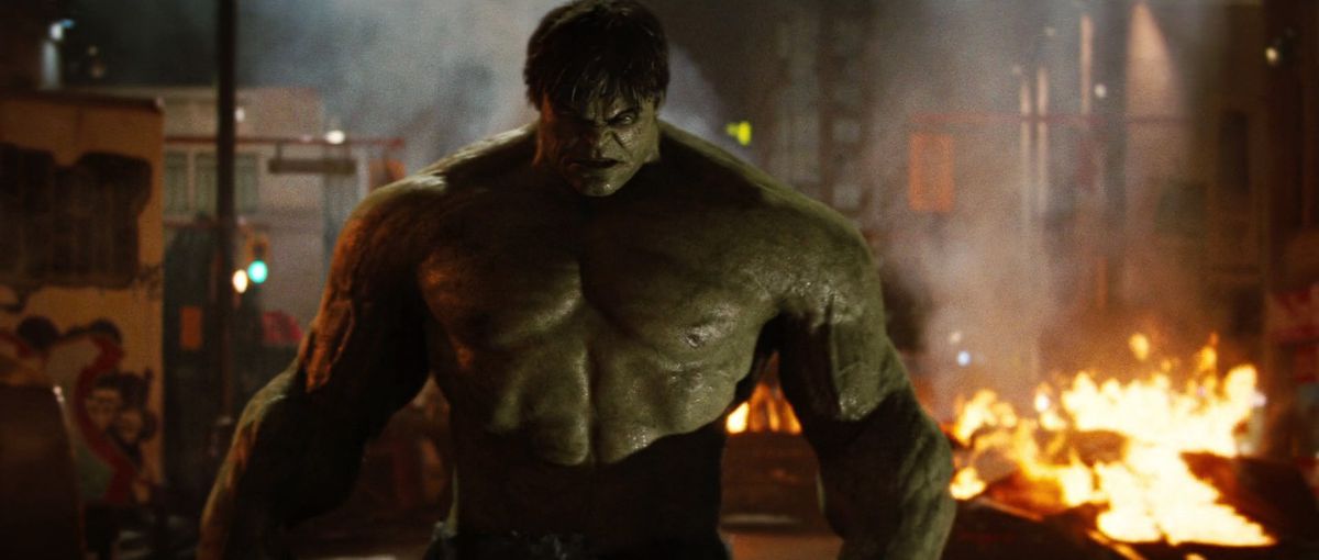 The Hulk, erg boos kijkend, in een brandende straat in The Incredible Hulk (2008).