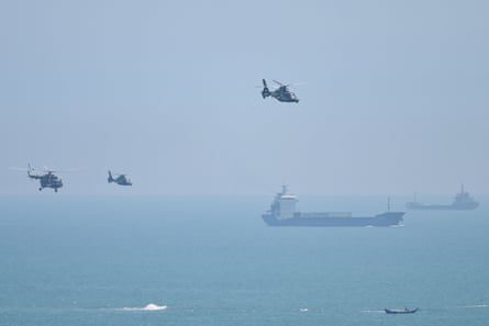 Chinese militaire helikopters vliegen over het eiland Pingtan, een van de dichtstbijzijnde punten naar Taiwan op het vasteland van China