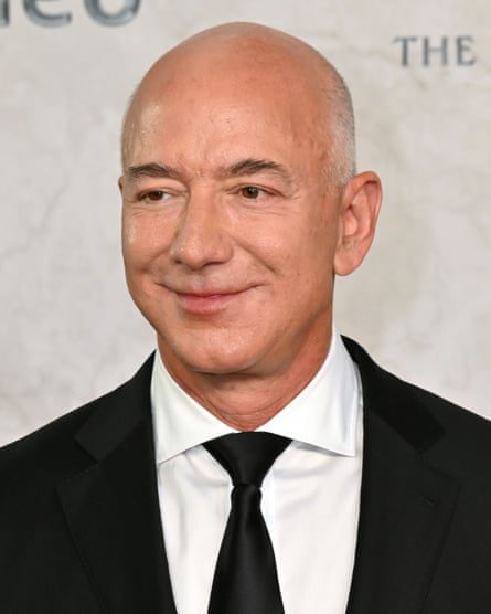 Met kop en schouders foto van Jeff Bezos in zwart pak en stropdas