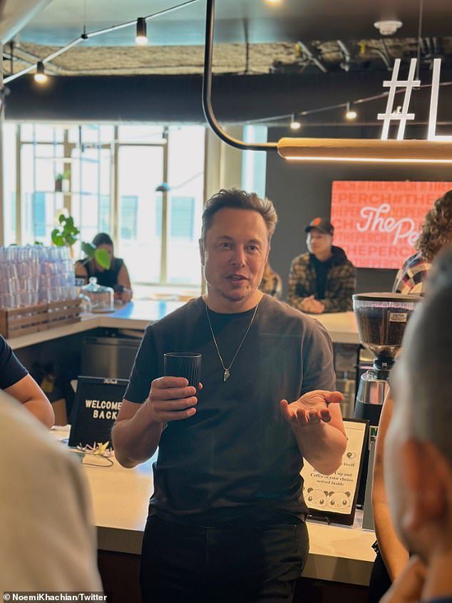 Elon Musk werd gefotografeerd terwijl hij sprak met medewerkers op het hoofdkantoor van Twitter.  De CEO heeft naar verluidt een ultimatum gesteld aan platformingenieurs en hen gevraagd het platform binnen twee weken te vernieuwen