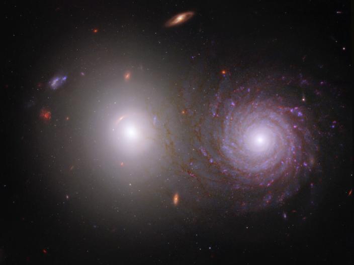 Deze afbeelding van het melkwegpaar VV 191 bevat Webb's nabij-infrarood, ultraviolet en zichtbaar licht van Hubble.