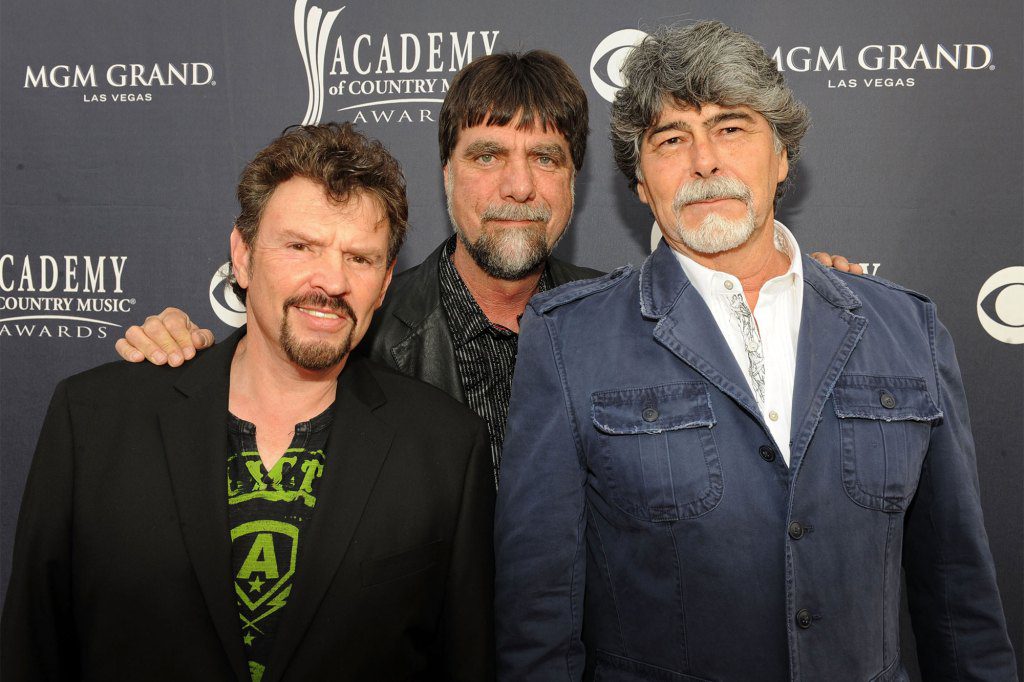 (LR) Muzikanten Jeff Cook, Teddy Gentry en Randy Owen van de Alabama-groep arriveren op het 46e jaarlijkse RAM Academy of Country Music Red Carpet Gala in de MGM Grand Garden Arena op 3 april 2011, in Las Vegas, Nevada.  