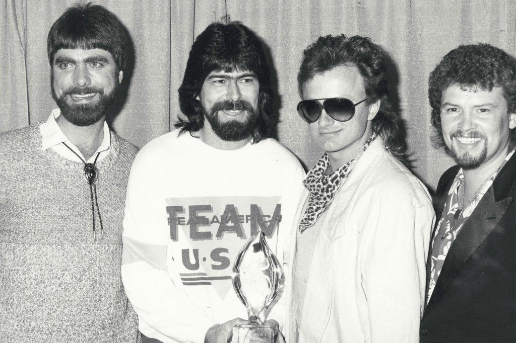 (LR) Muzikanten Teddy Gentry, Randy Owen, Mark Herdon en Jeff Cook van de Alabama Music Group wonen de 13e jaarlijkse People's Choice Awards bij op 15 maart 1987.