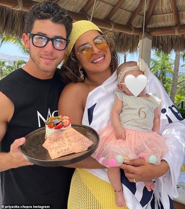 Nieuwe toevoeging: Priyanka deelde in juli een foto op Instagram van haar en Nick die Malty's zes maanden durende verjaardag vierden.