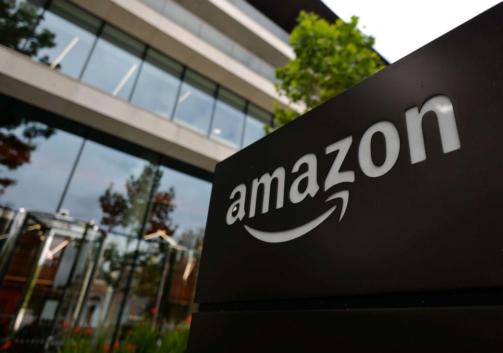 Foto: het Amazon-logo verschijnt bij de ingang van het Shannon-gebouw van Amazon in Dublin.