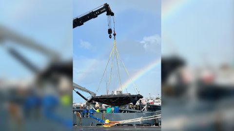 Een dubbele regenboog verscheen aan de hemel boven het hitteschild van LOFTID terwijl het in de haven van Hawaï werd vervoerd.