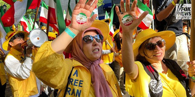 Demonstranten op het Dag Hammarskjöld-plein buiten het gebouw van de Verenigde Naties demonstreren tegen de president van het Iraanse regime, Ebrahim Raisi, vanwege zijn directe rol in het bloedbad van politieke gevangenen in 1988. Raisi zal vandaag, 21 september 2022, de Algemene Vergadering van de Verenigde Naties toespreken.
