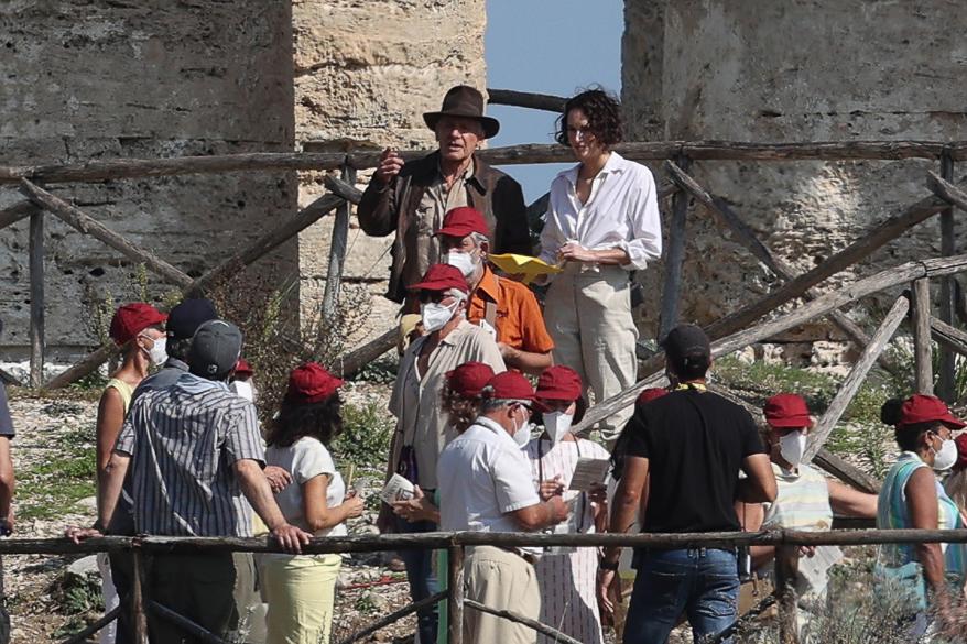 Harrison Ford en Phoebe Waller-Bridge tijdens het filmen van Indiana Jones 5 op Sicilië, op 19 oktober 2021 in de Segesta-tempel, Sicilië, Italië.