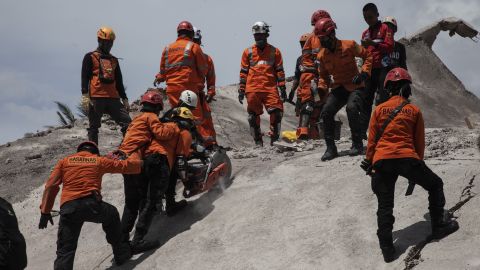 Tim SAR Indonesia mengevakuasi jenazah dari bangunan yang hancur di Kabupaten Cianjur, Provinsi Jawa Barat, pada 22 November 2022.