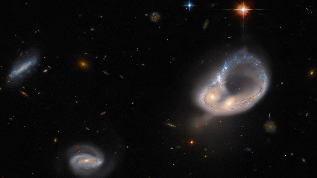 Deze afbeelding van de Hubble-ruimtetelescoop toont samensmeltende sterrenstelsels op 671 miljoen lichtjaar afstand