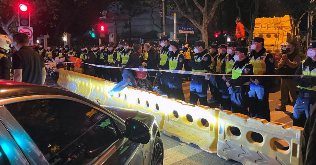 De BBC zegt dat de Chinese politie een van haar journalisten heeft aangevallen tijdens een protest in Shanghai