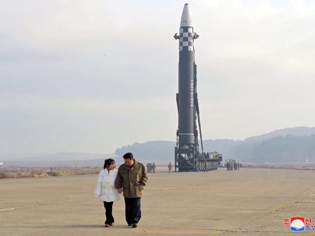 De Noord-Koreaanse president Kim Jong-un onthult zijn dochter bij een raketlancering |  Nieuws over kernwapens