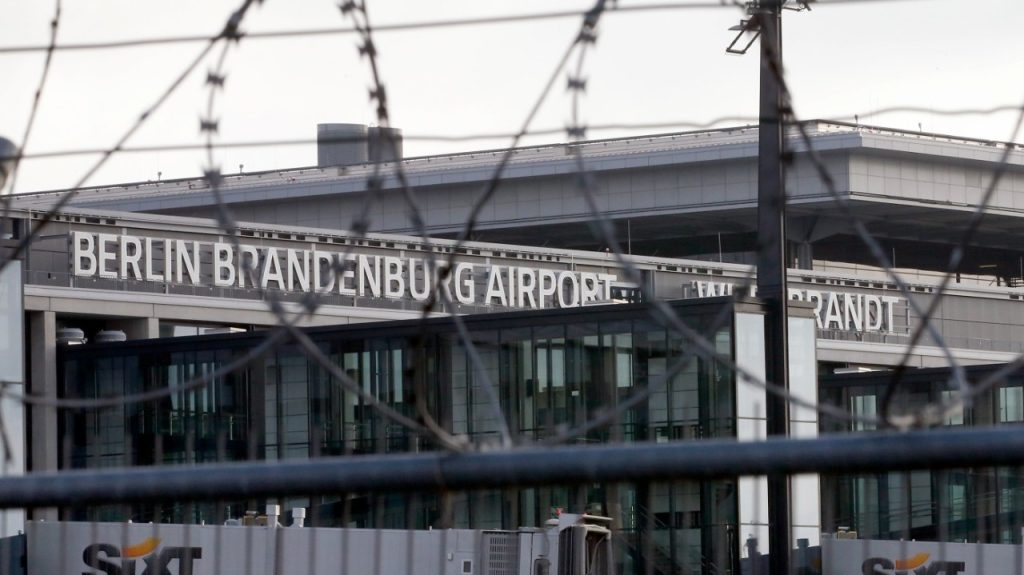 Klimaatdemonstranten op de luchthaven van Berlijn legden het verkeer kort stil nadat ze zich op de landingsbaan hadden gepleisterd