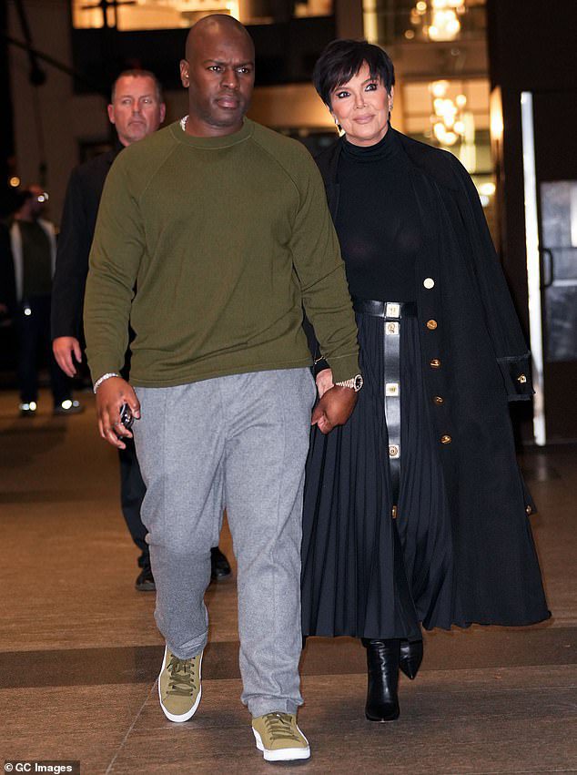 Hand in Hand: Kris Jenner, 67, en Corey Gamble, 41, leken op zondagavond verliefd te zijn op een diner in New York City