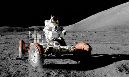 Een NASA-astronaut op een ruimtevaartuig op het oppervlak van de maan