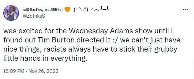 Op sociale media gonsde het van mensen die Tim Burton en de nieuwe show racistisch noemden