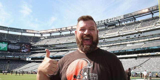 Acteur Brad William Henke woont de wedstrijd Cleveland Browns bij tegen de New York Jets in het MetLife Stadium op 13 september 2015.
