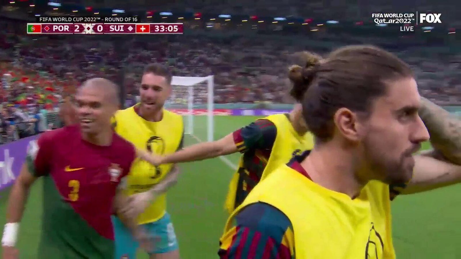 De Portugees Pepe scoort in 33 minuten een doelpunt tegen Zwitserland