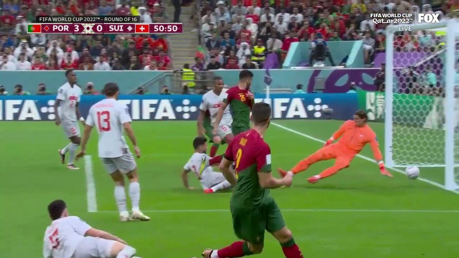 De Portugees Goncalo Ramos scoort in de 50e minuut een doelpunt tegen Zwitserland