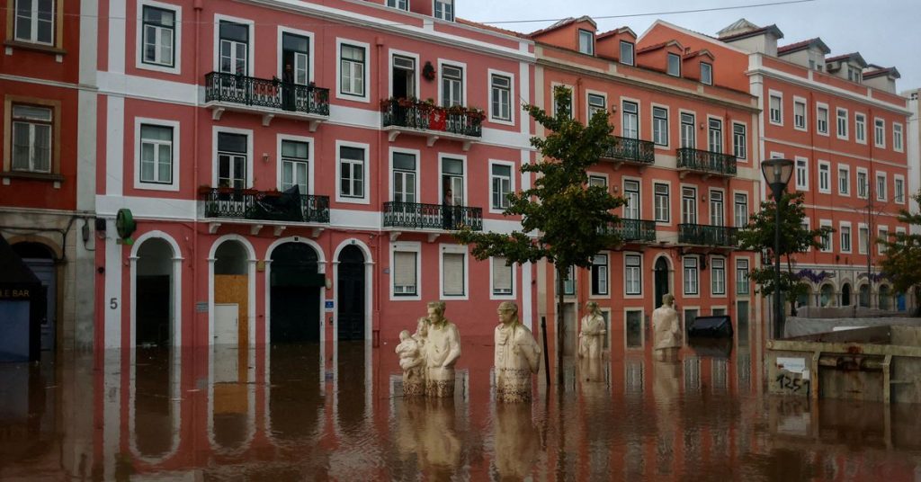 Bewoners is gevraagd binnen te blijven, aangezien zware regenval en overstromingen Portugal hebben getroffen