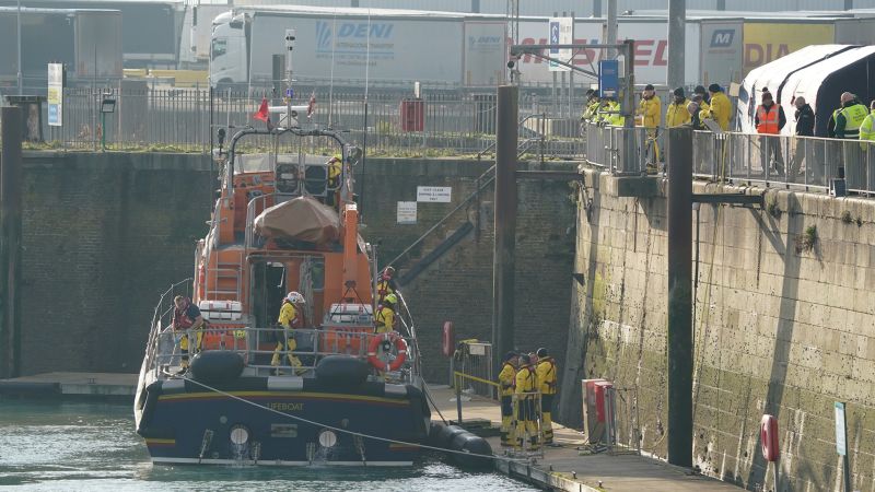 Engels Kanaal: Migrantenboot kapseist, vier doden
