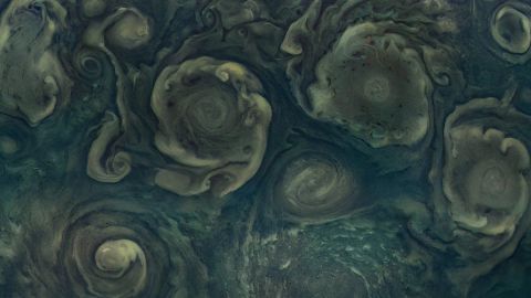 Juno legde de noordelijkste orkaan van Jupiter vast, rechts gezien langs de onderrand van de afbeelding.