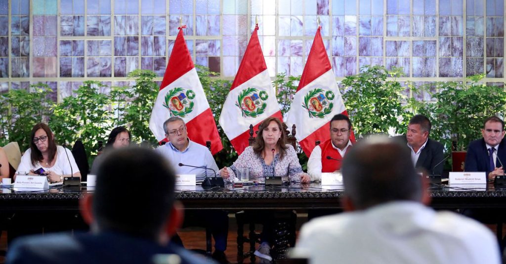 De president van Peru dringt er bij het Congres op aan om de verkiezingen door te laten gaan te midden van dodelijke protesten