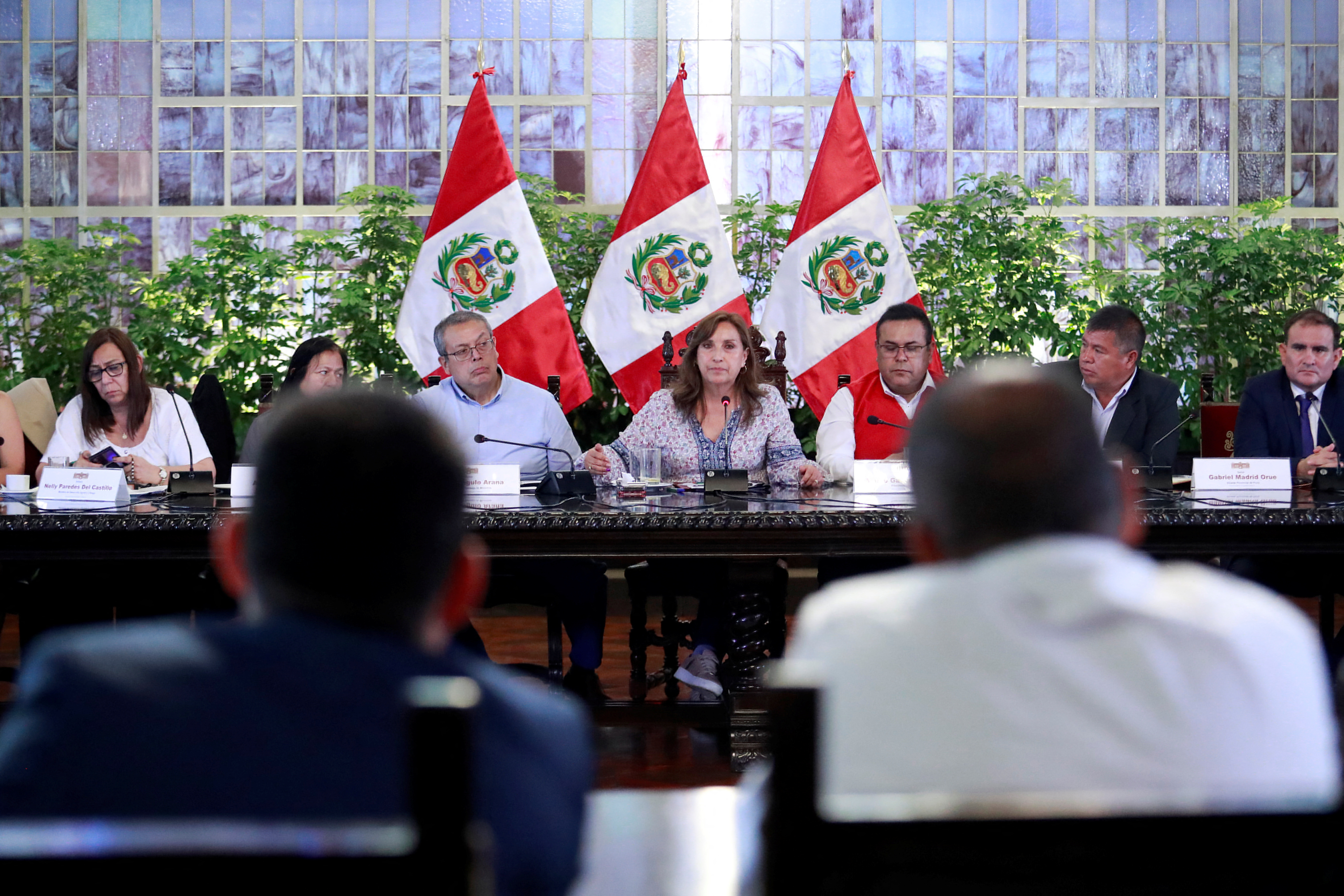 De Peruaanse president Dina Boloart tijdens een ontmoeting met burgemeesters en gouverneurs in Lima