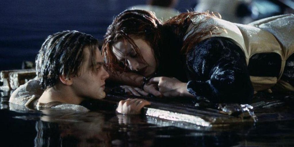 Kate Winslet spreekt de sterfscène van Leonardo DiCaprio toe in 'Titanic'